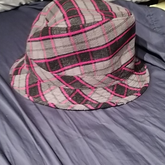 women's hat - Picture 2 of 4